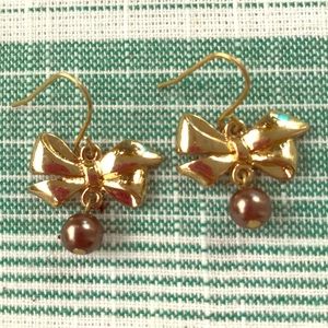 Gold bow earrings with real black pearls